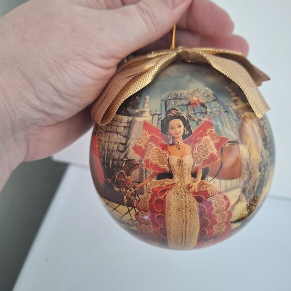 VINTAGE 1997 HOLIDAY BARBIE 4" DECOUPAGE ORNAMENT WITH WOODEN ORNAMENT STAND - Picture 10 of 15